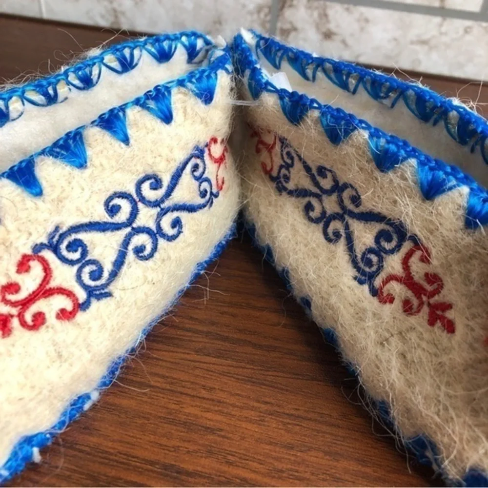 Minas‎ Greek handmade children’s Leather and wool slippers Pom-pom Size 3